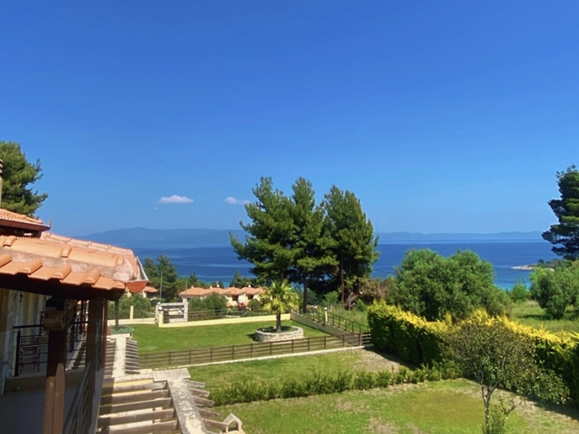 Outdoor patio at Villa Beauty